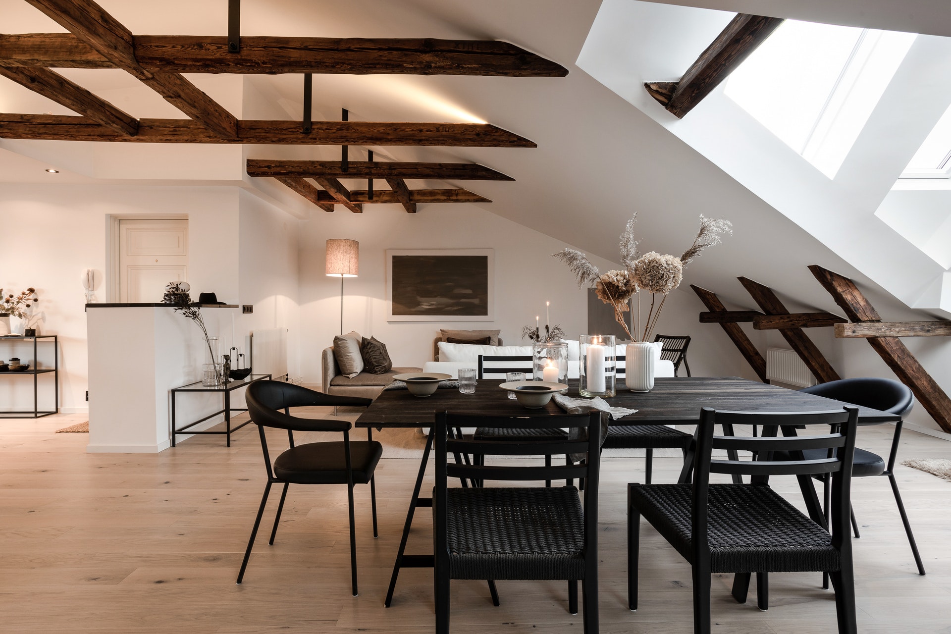 salon avec poutres appartement sous les toits