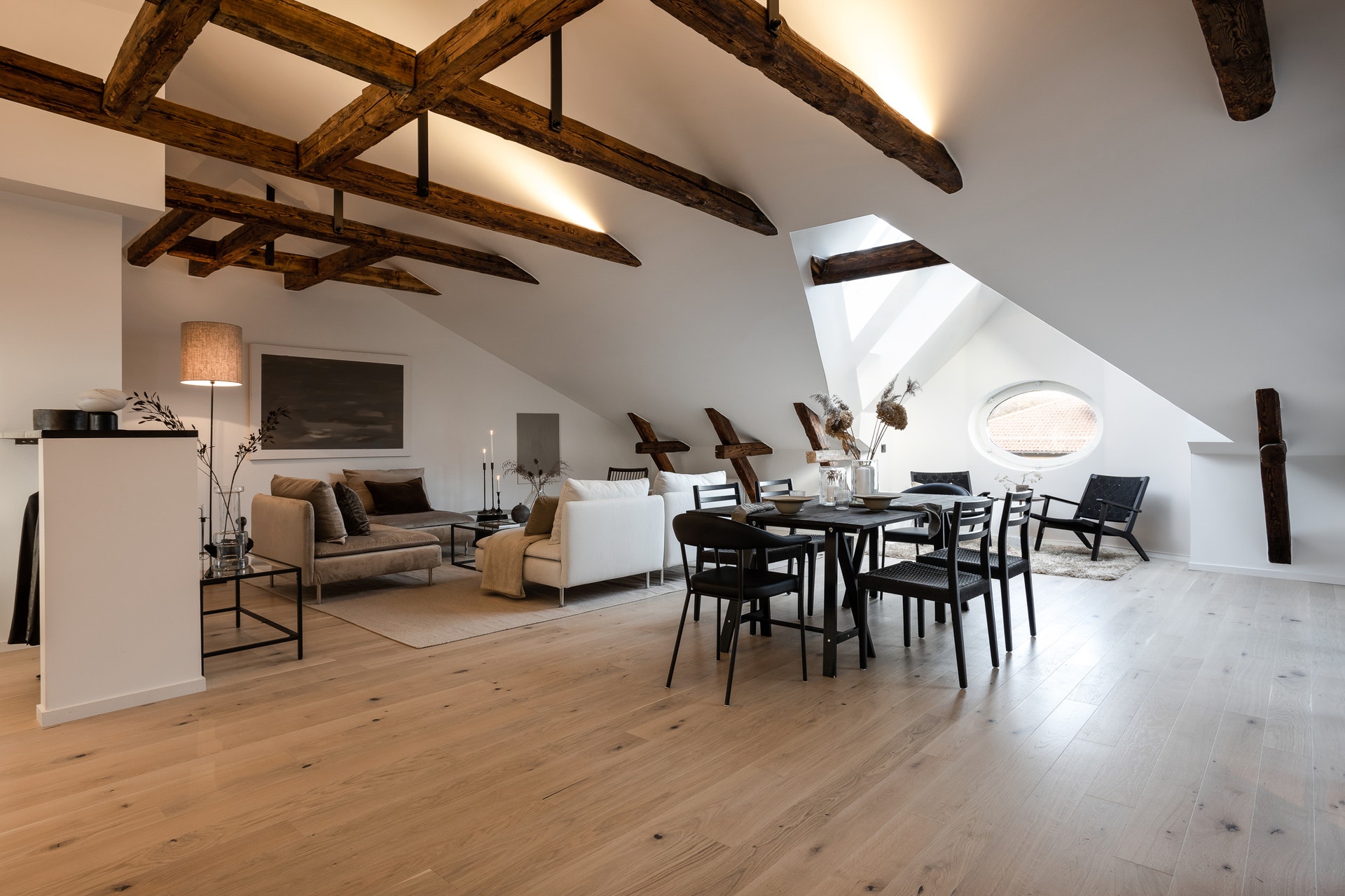 salon avec poutres appartement sous les toits