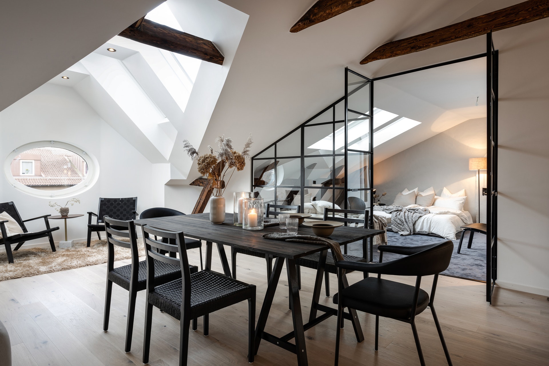 salon avec poutres et verrière appartement sous les toits