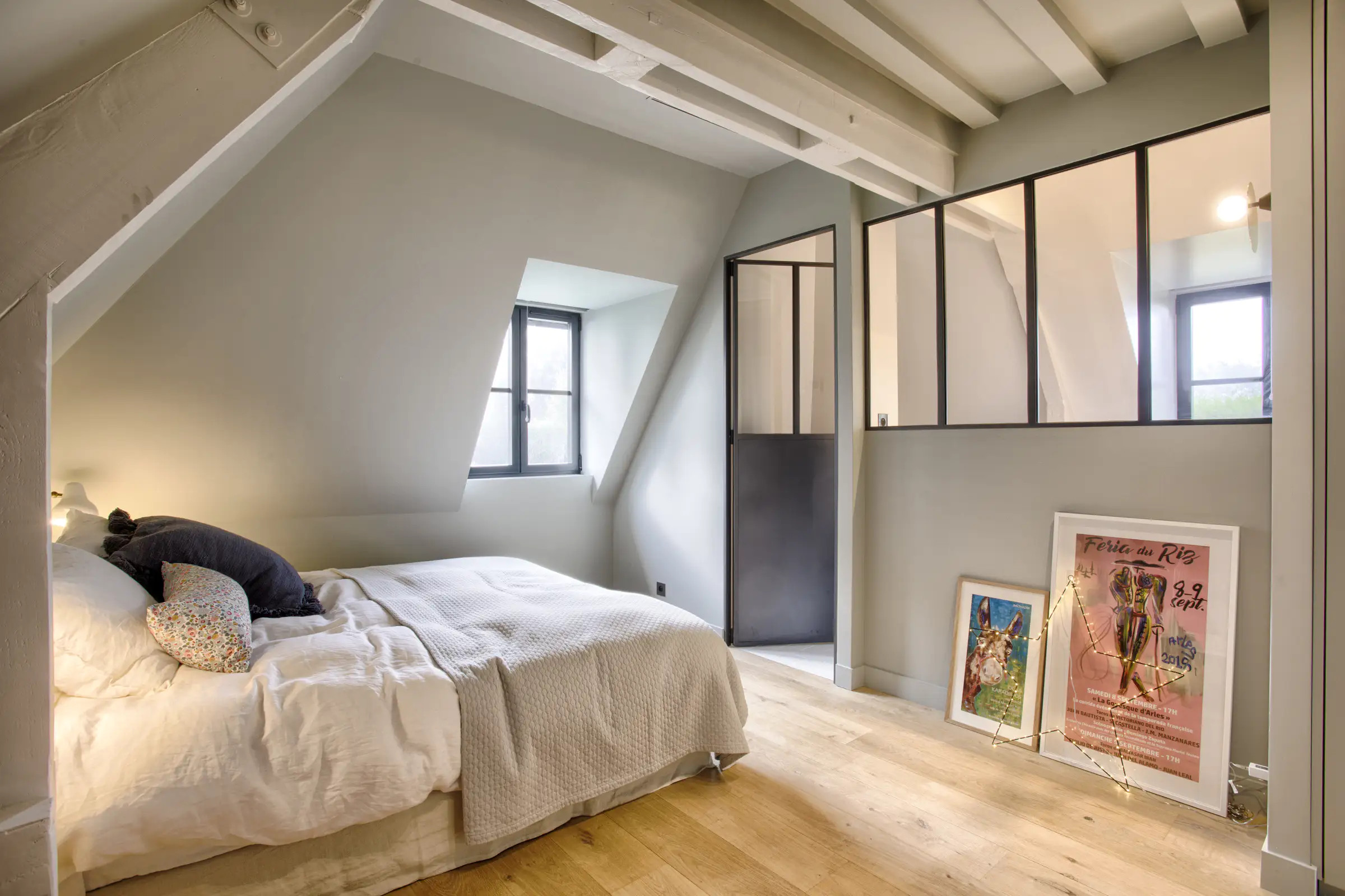 chambre sous combles avec poutres et verrière