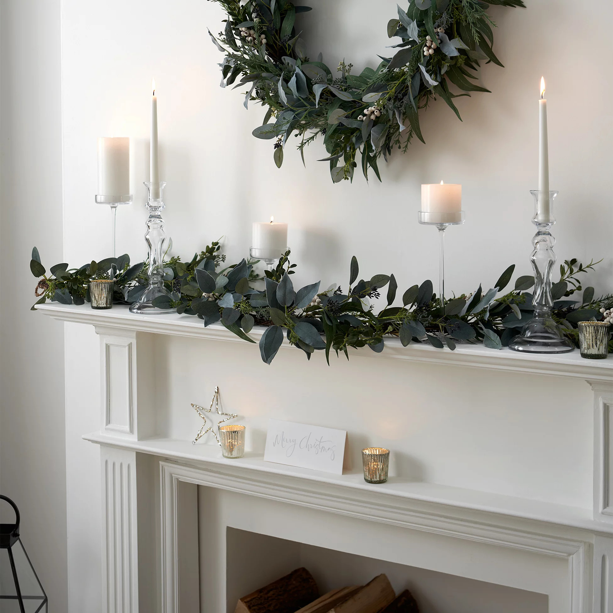cheminée décorée avec branches et couronne cheminée décorée avec branches et couronne