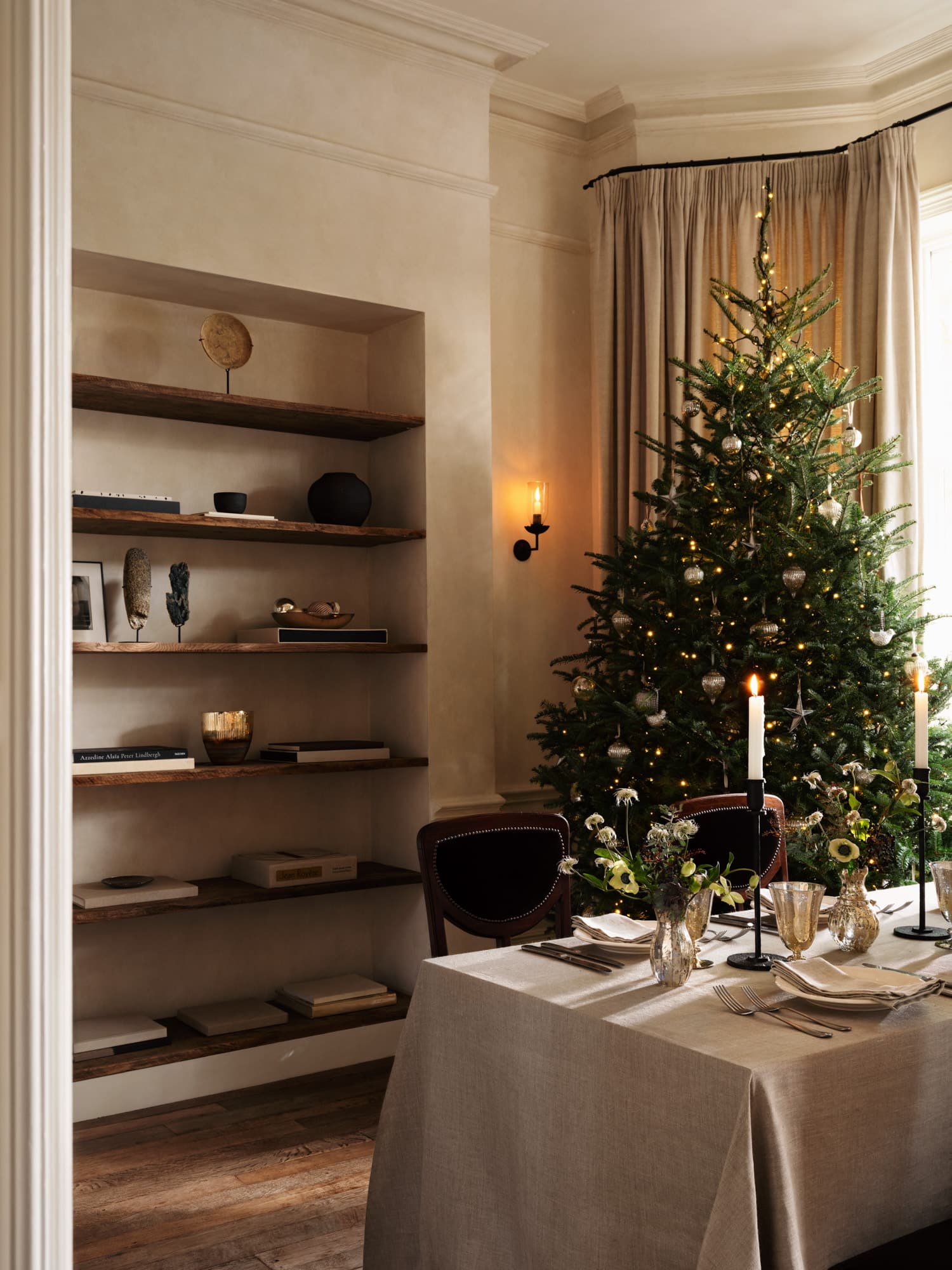 salle à manger avec sapin