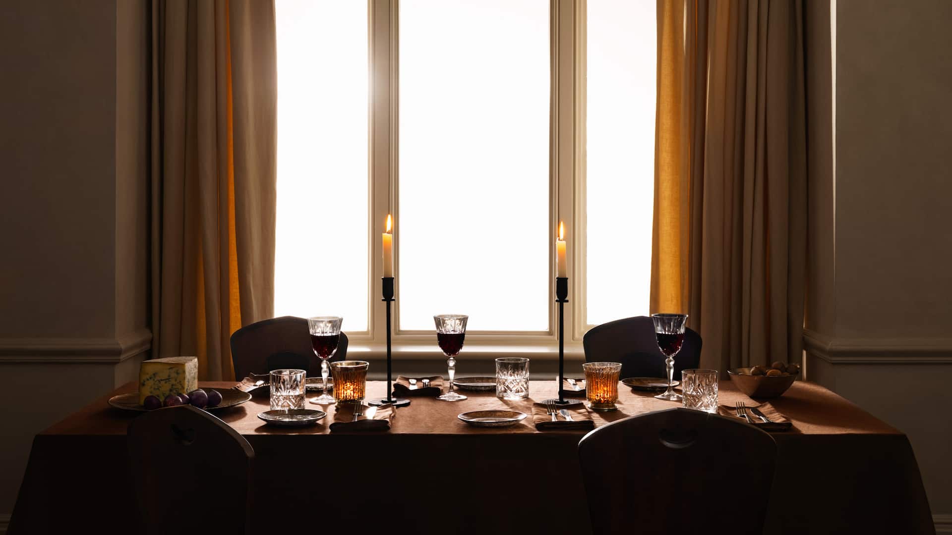 table de fête avec bougeoirs