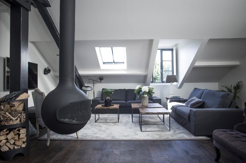 salon noir et blanc avec cheminée Focus