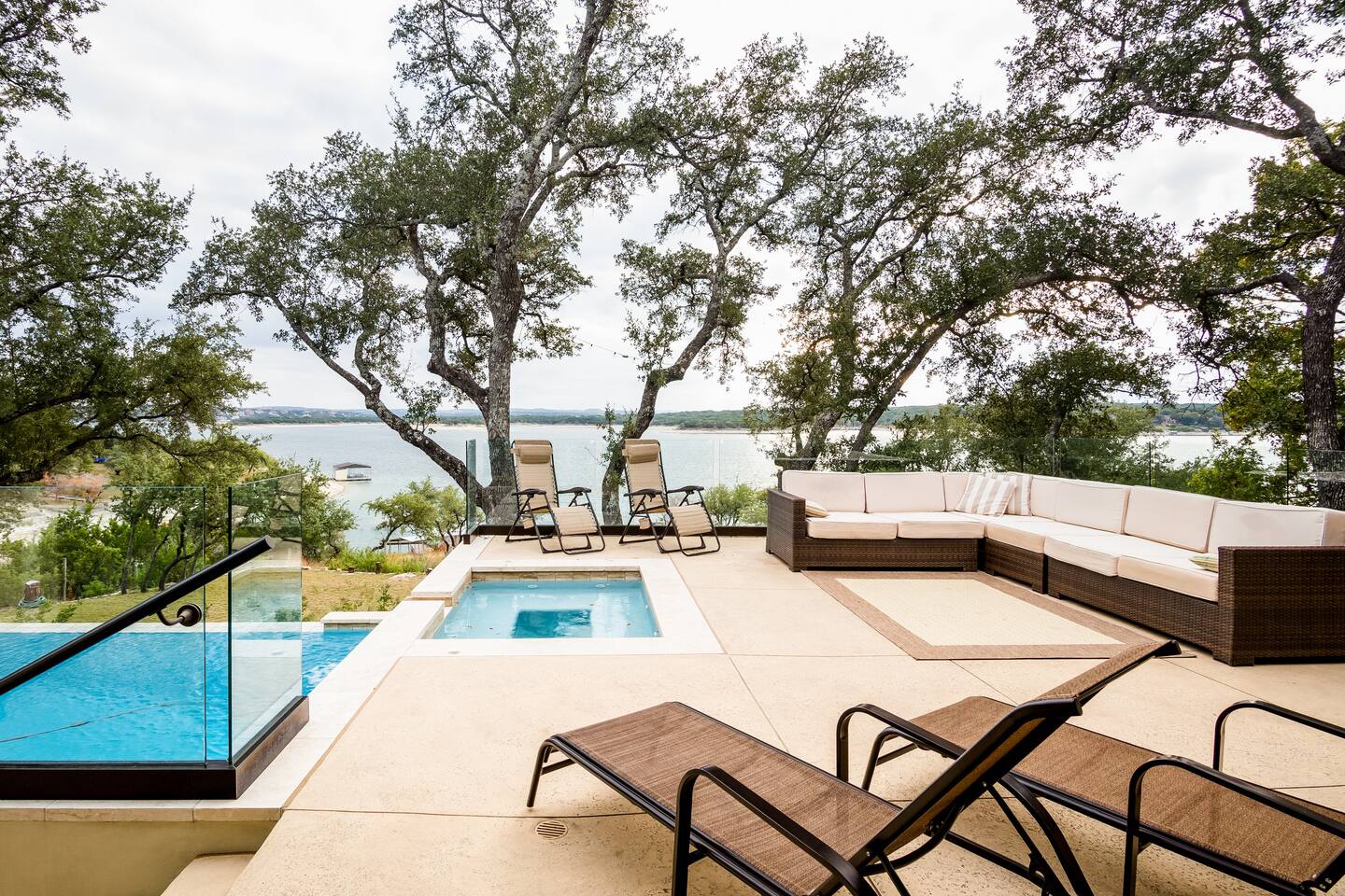 terrasse avec piscine et jacuzzi terrasse avec piscine et jacuzzi