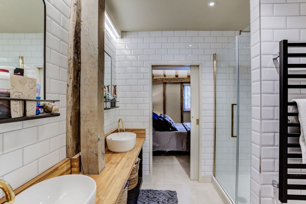 salle de bain avec poutres