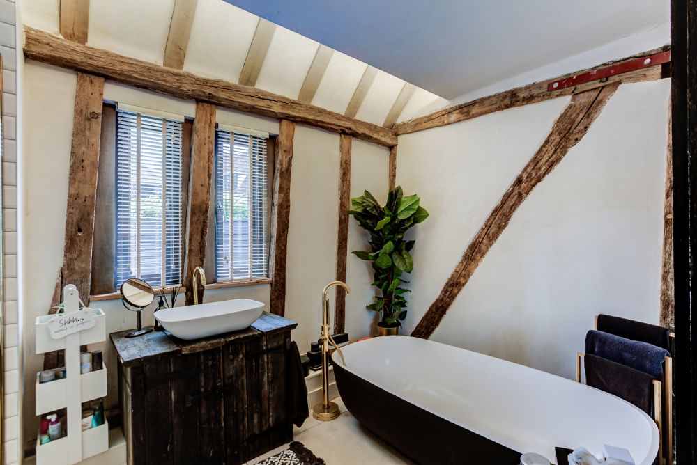 salle de bain avec poutres