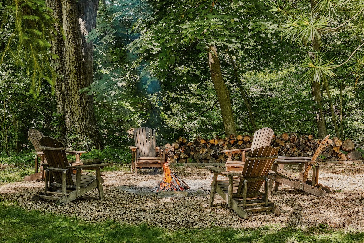 jardin avec fauteuils adirondack