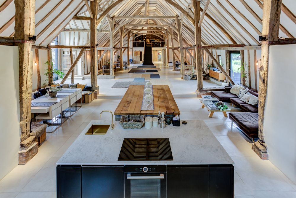 salon et cuisine ancienne grange