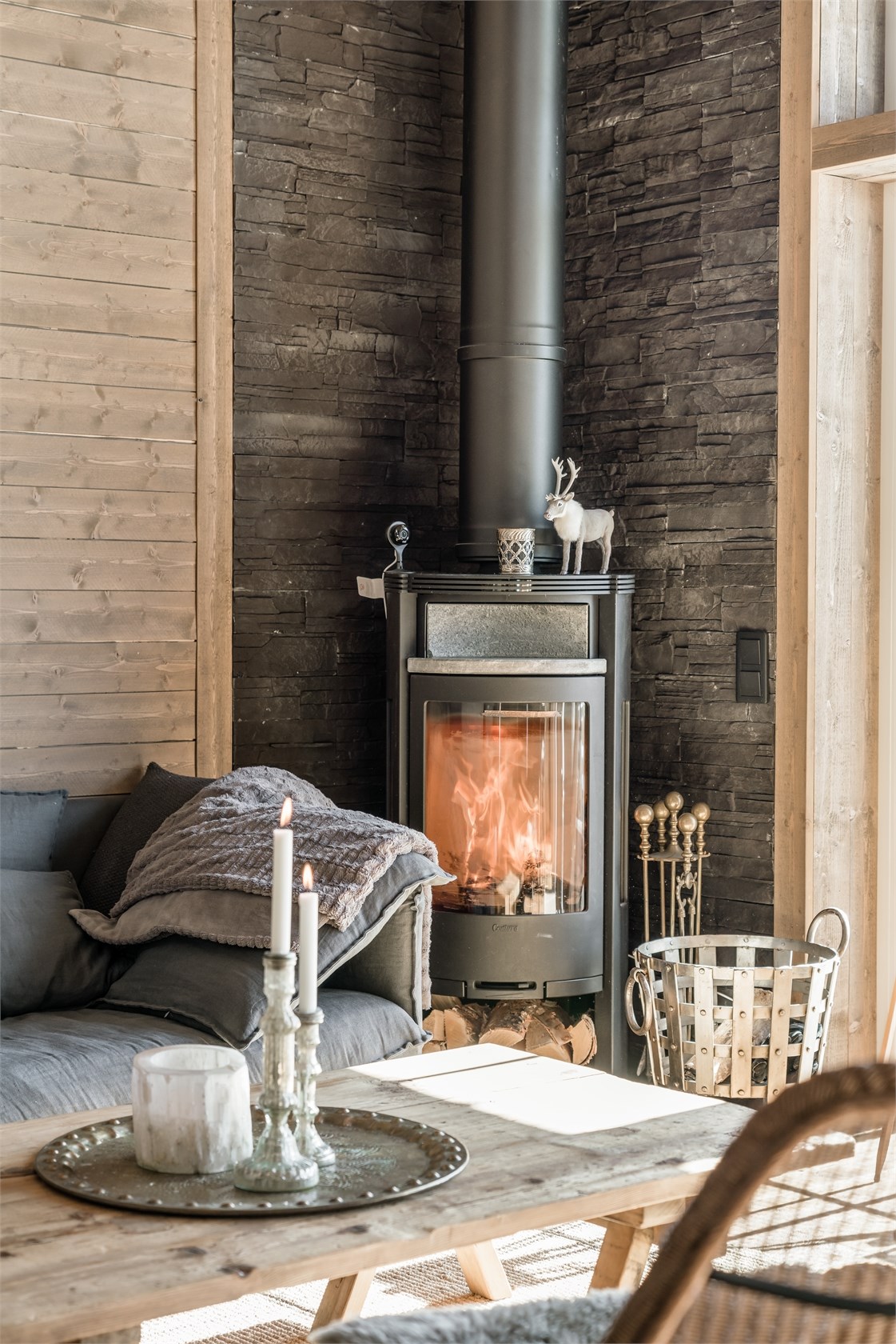salon chalet contemporain avec poêle à bois salon chalet contemporain avec poêle à bois