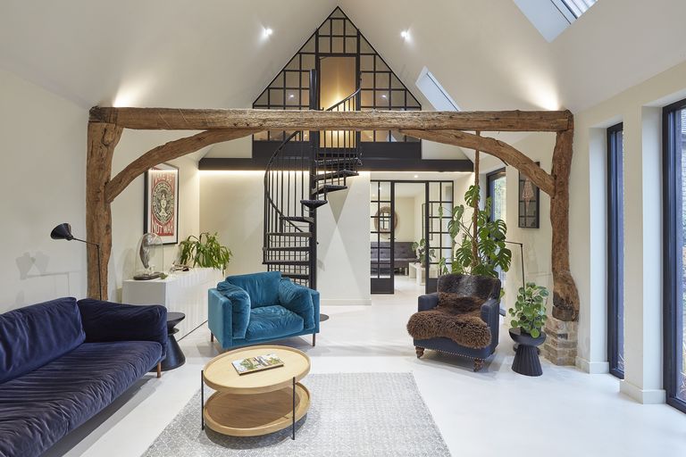 salon avec poutres maison rénovée
