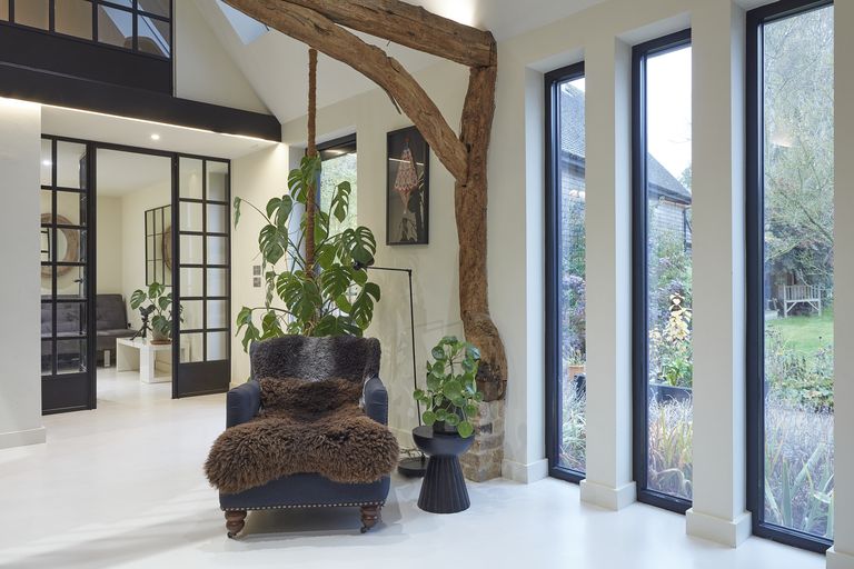 salon avec poutres maison rénovée