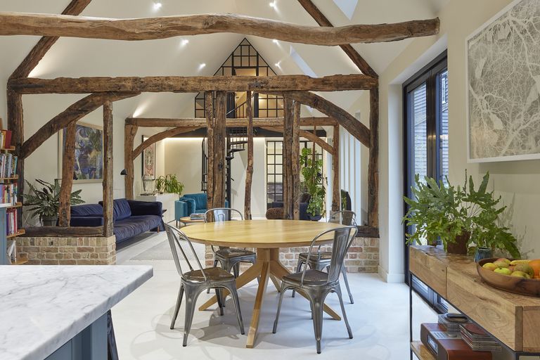 salle à manger avec poutres maison rénovée