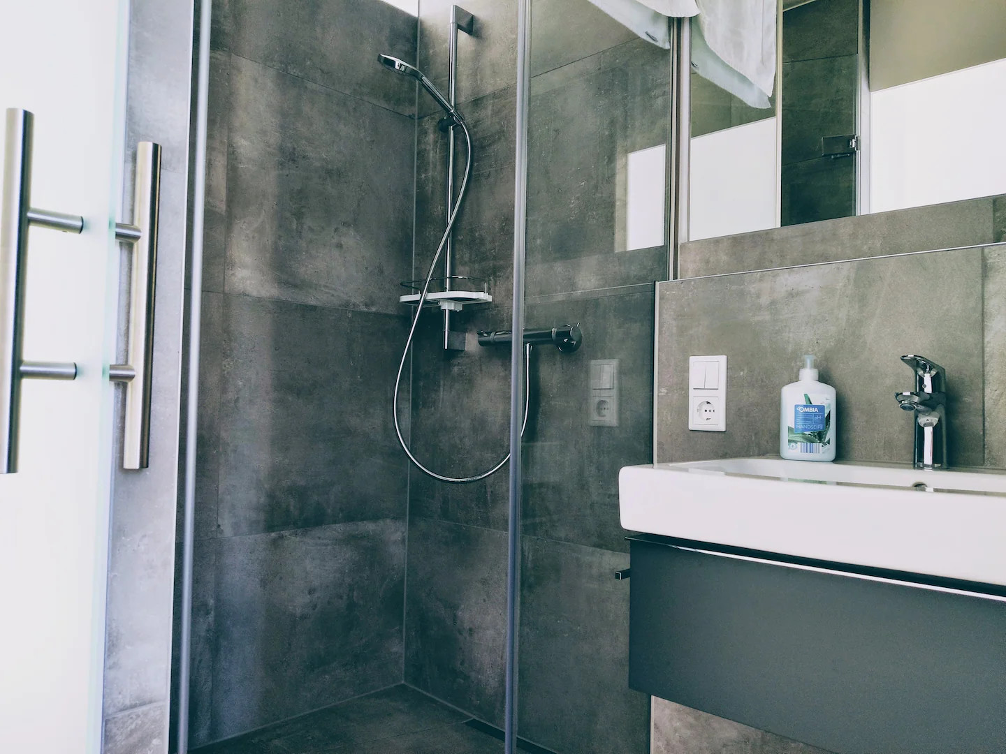 salle de bain design grise