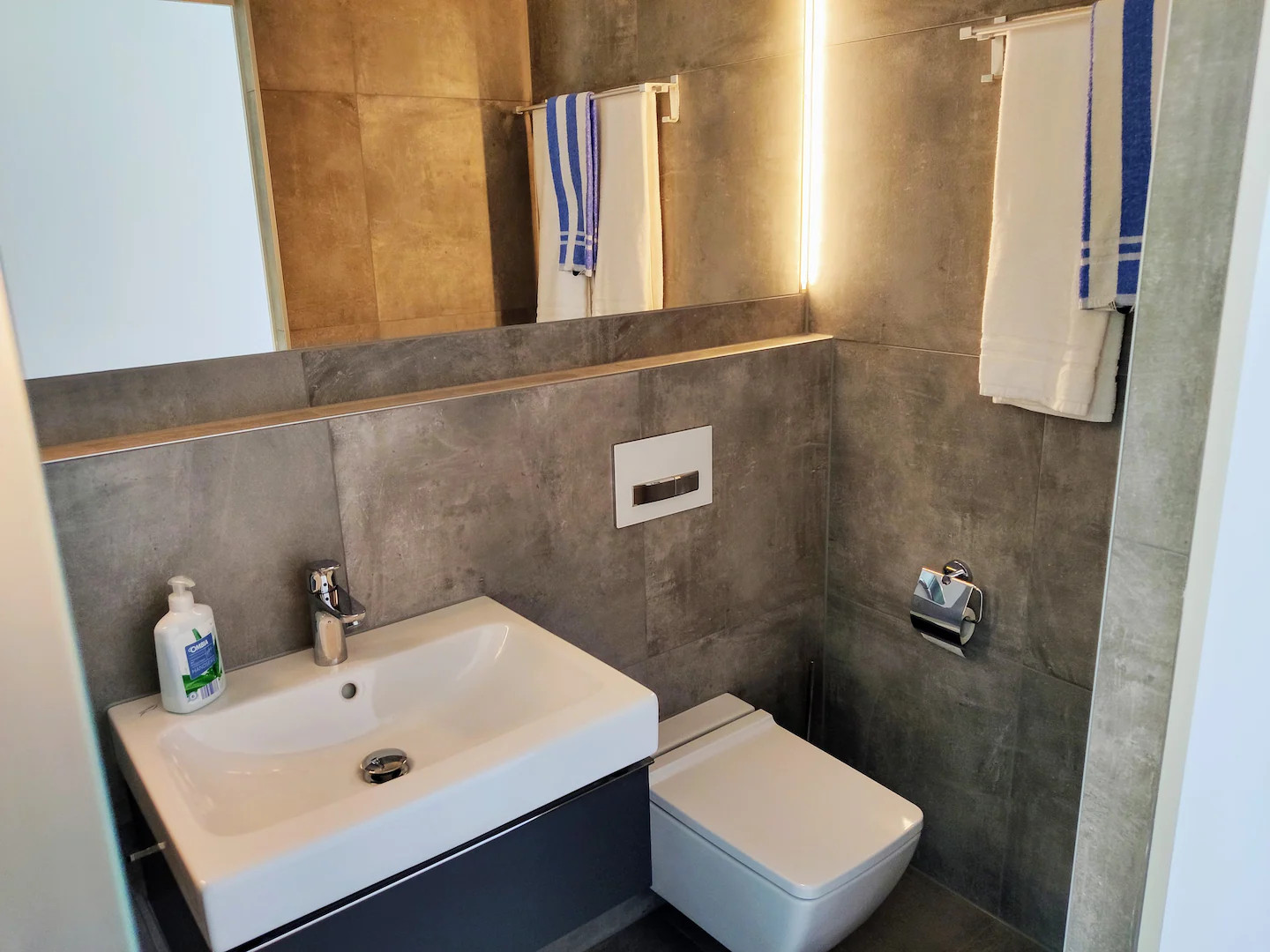 salle de bain design grise