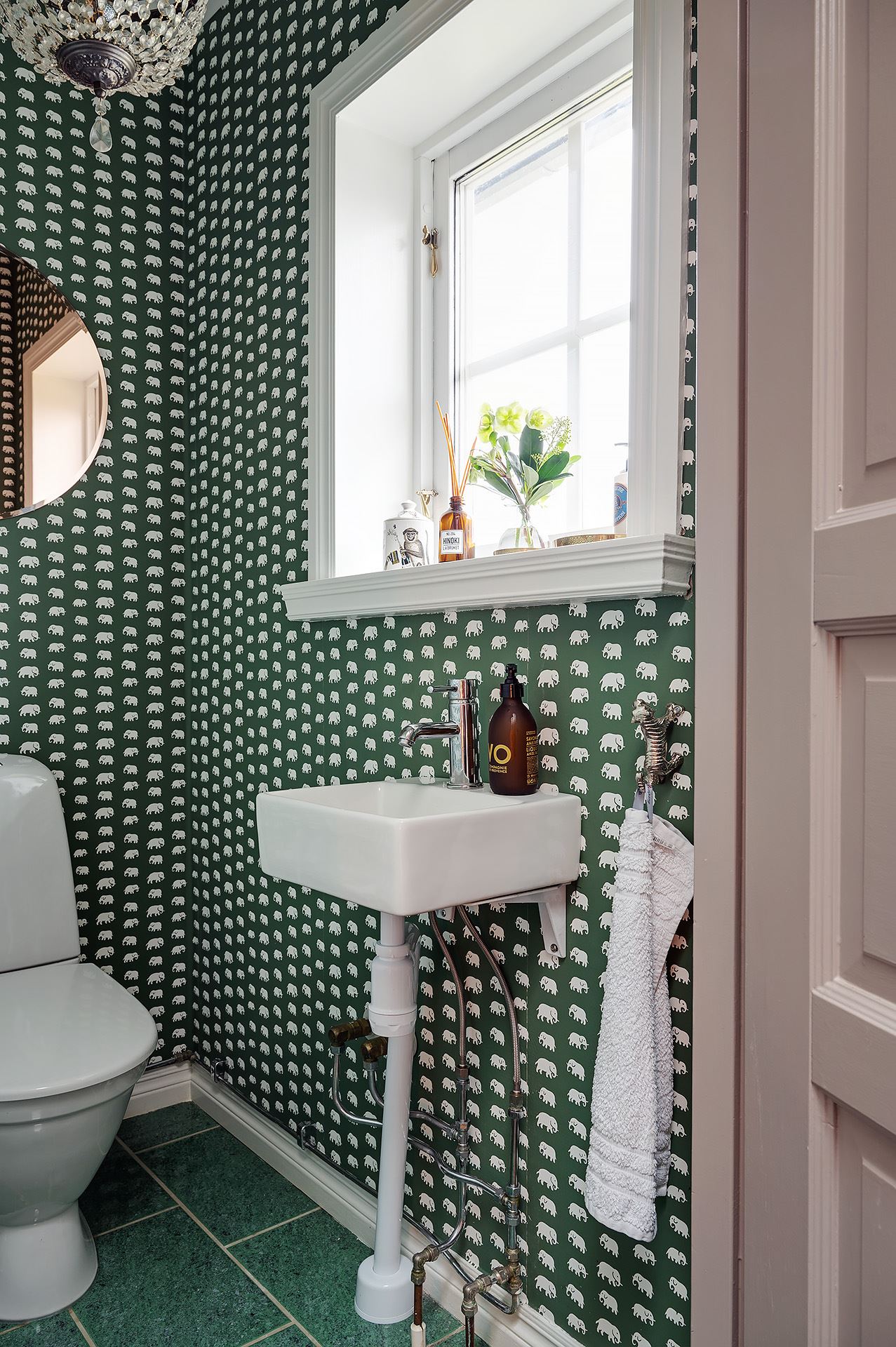 toilettes avec papier-peint vert toilettes avec papier-peint vert
