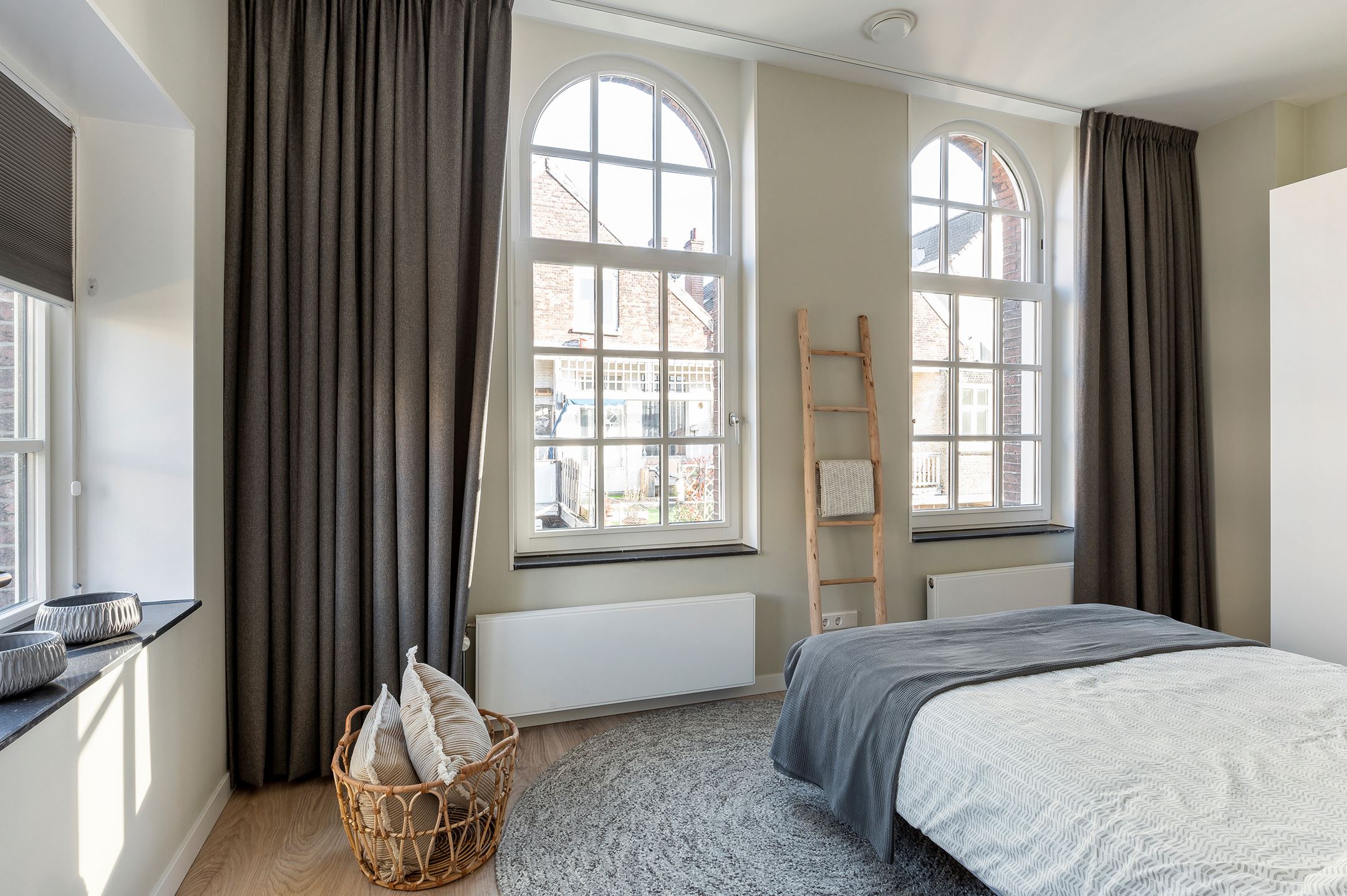 chambre murs vert pâle avec fenêtres en arche chambre murs vert pâle avec fenêtres en arche