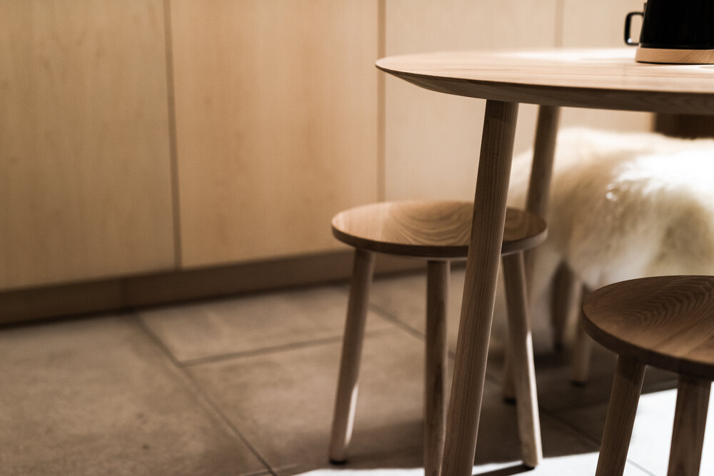 tabouret et table en bois tabouret et table en bois