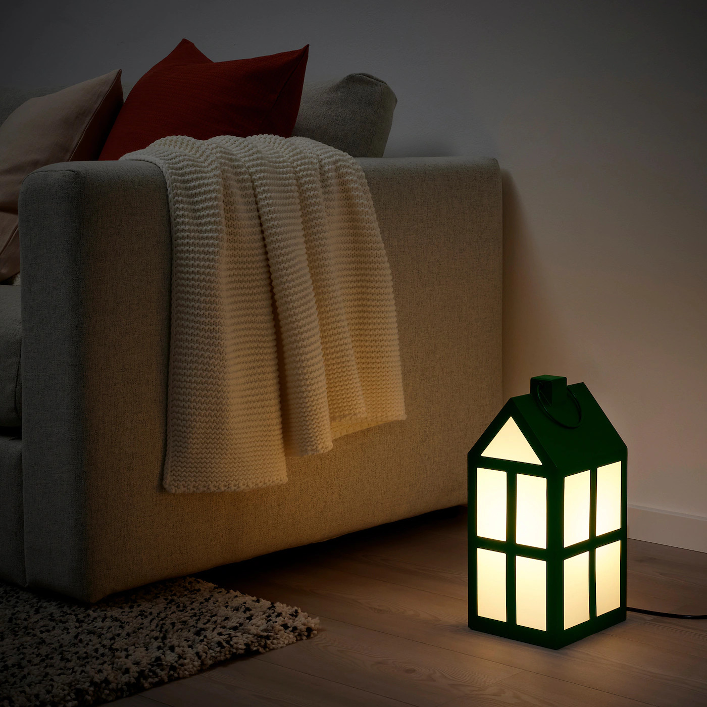 salon avec lampe IKEA