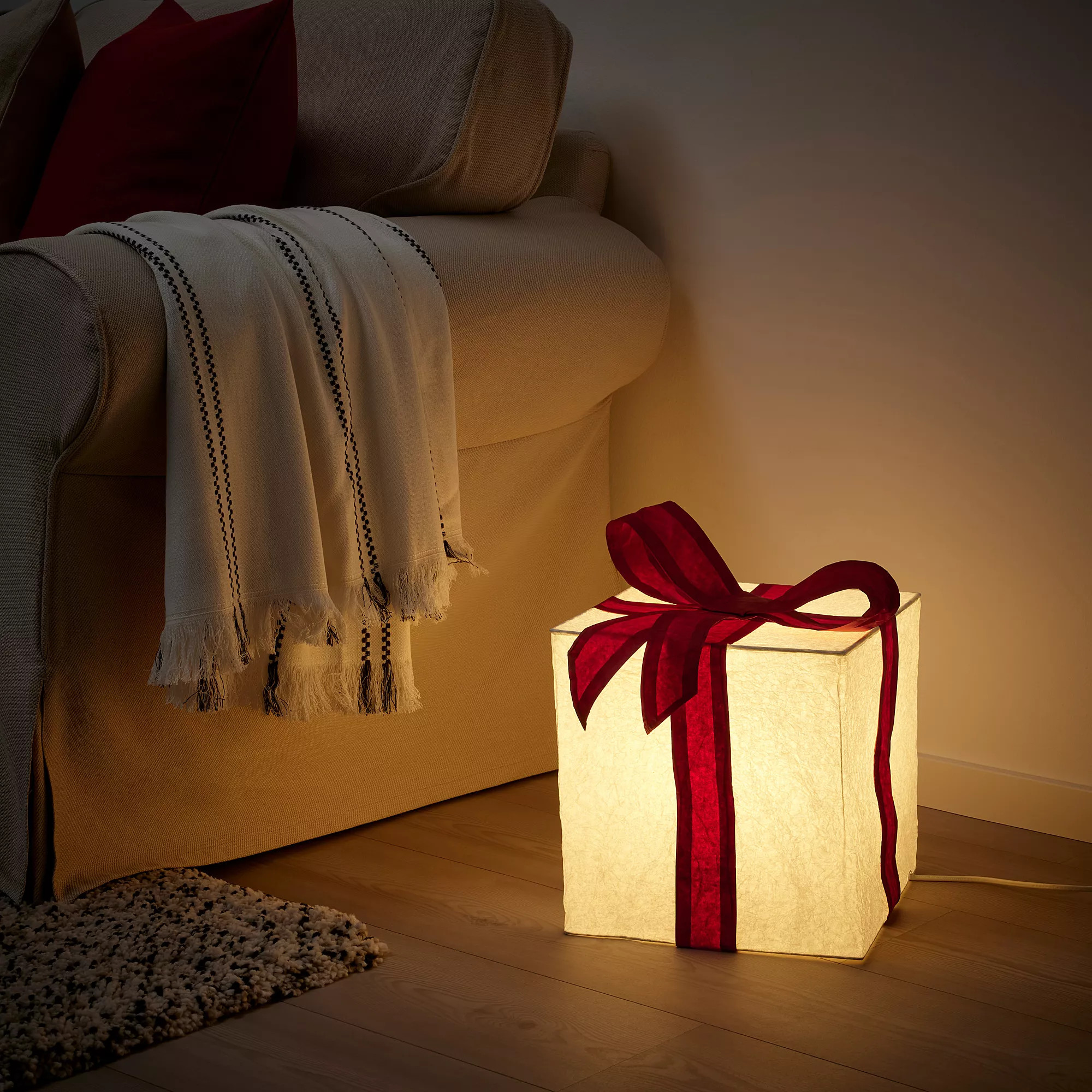 salon avec lampe IKEA