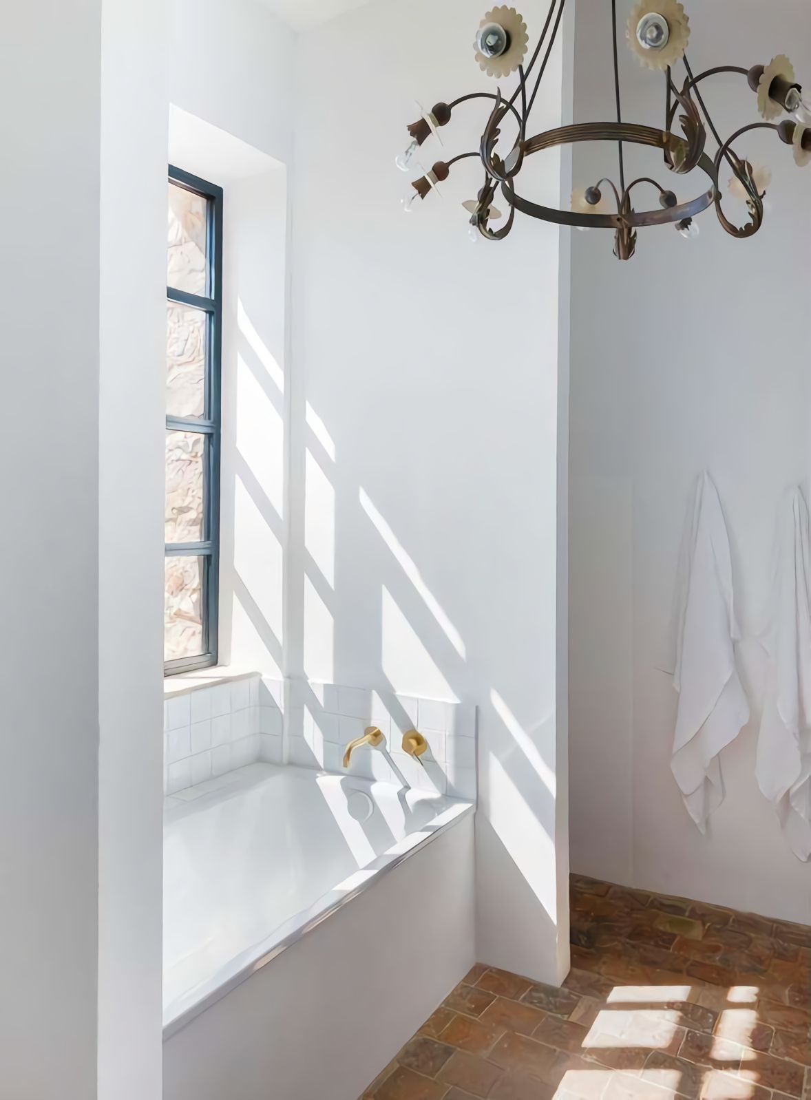 salle de bain murs blanchis à la chaux