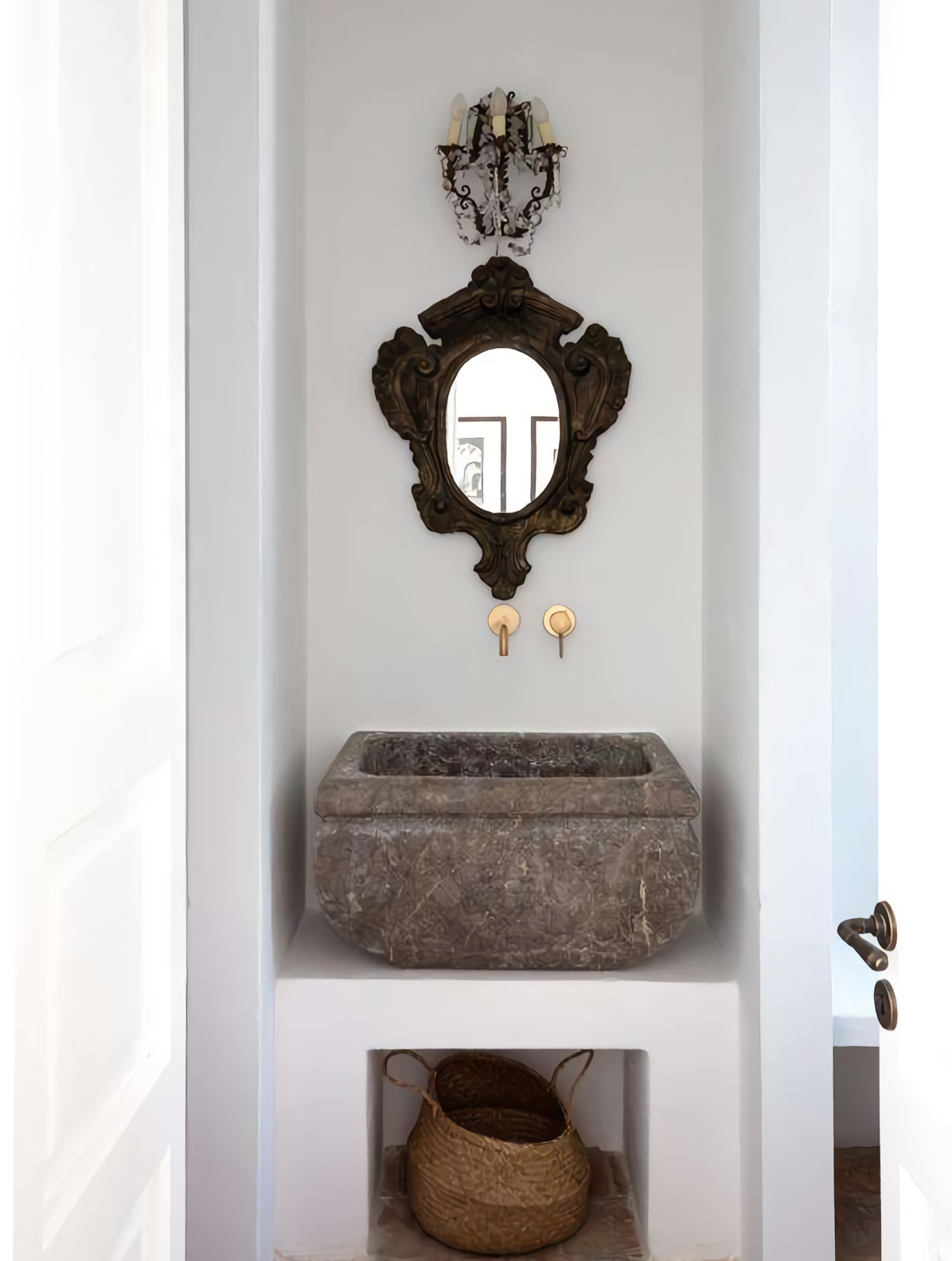 salle de bain avec vasque en pierre