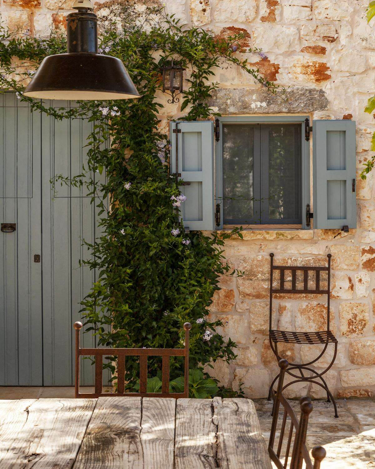 façade maison de campagne volets verts