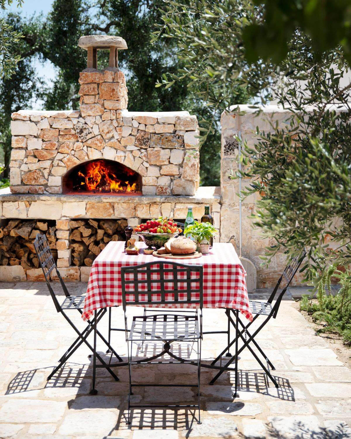 terrasse en pierres avec barbecue