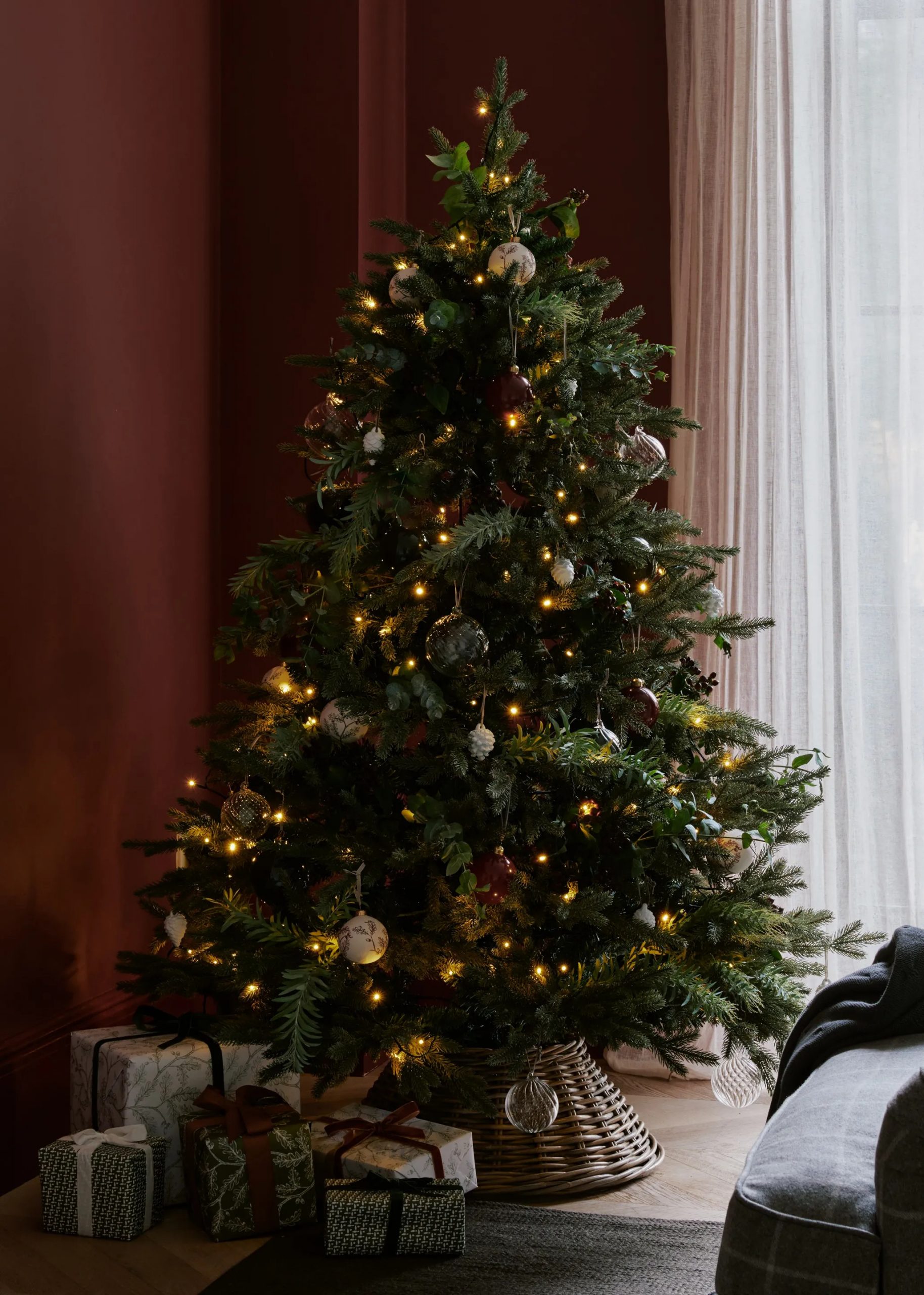 sapin avec guirlande lumineuse sapin avec guirlande lumineuse