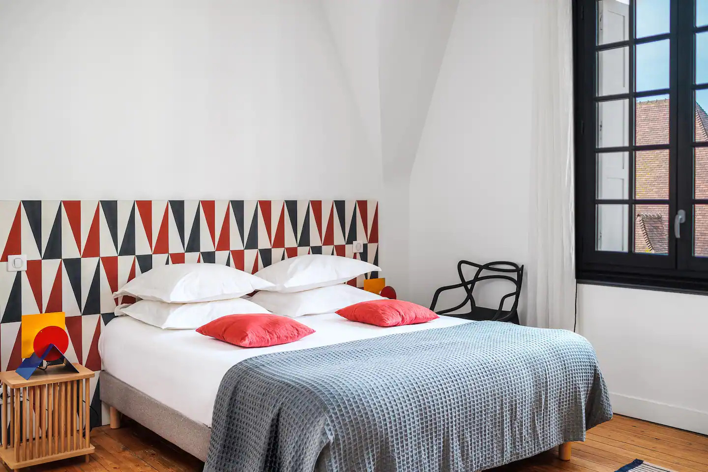 chambre noire et rouge