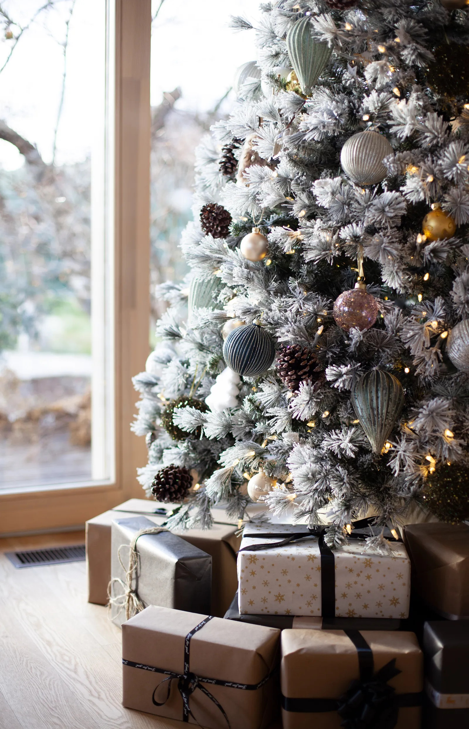 sapin vert et blanc