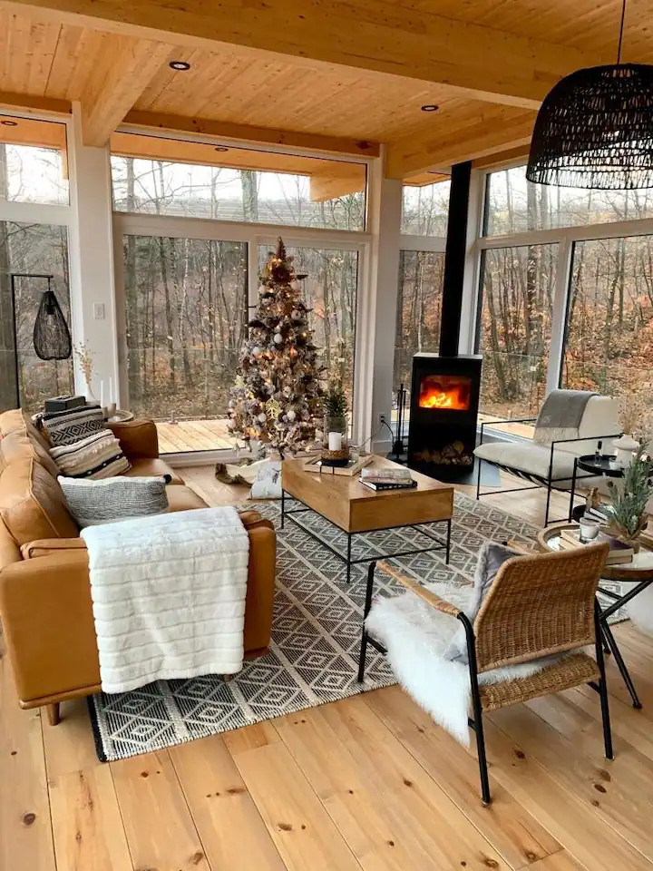 salon maison en bois décorée pour Noël