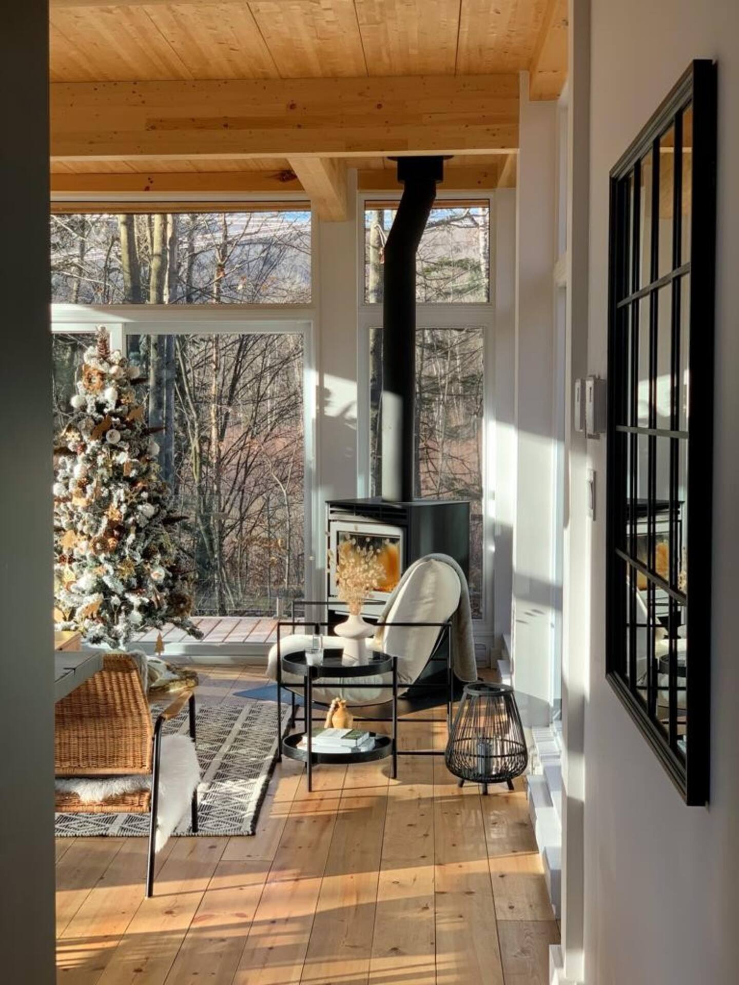salon maison en bois décorée pour Noël