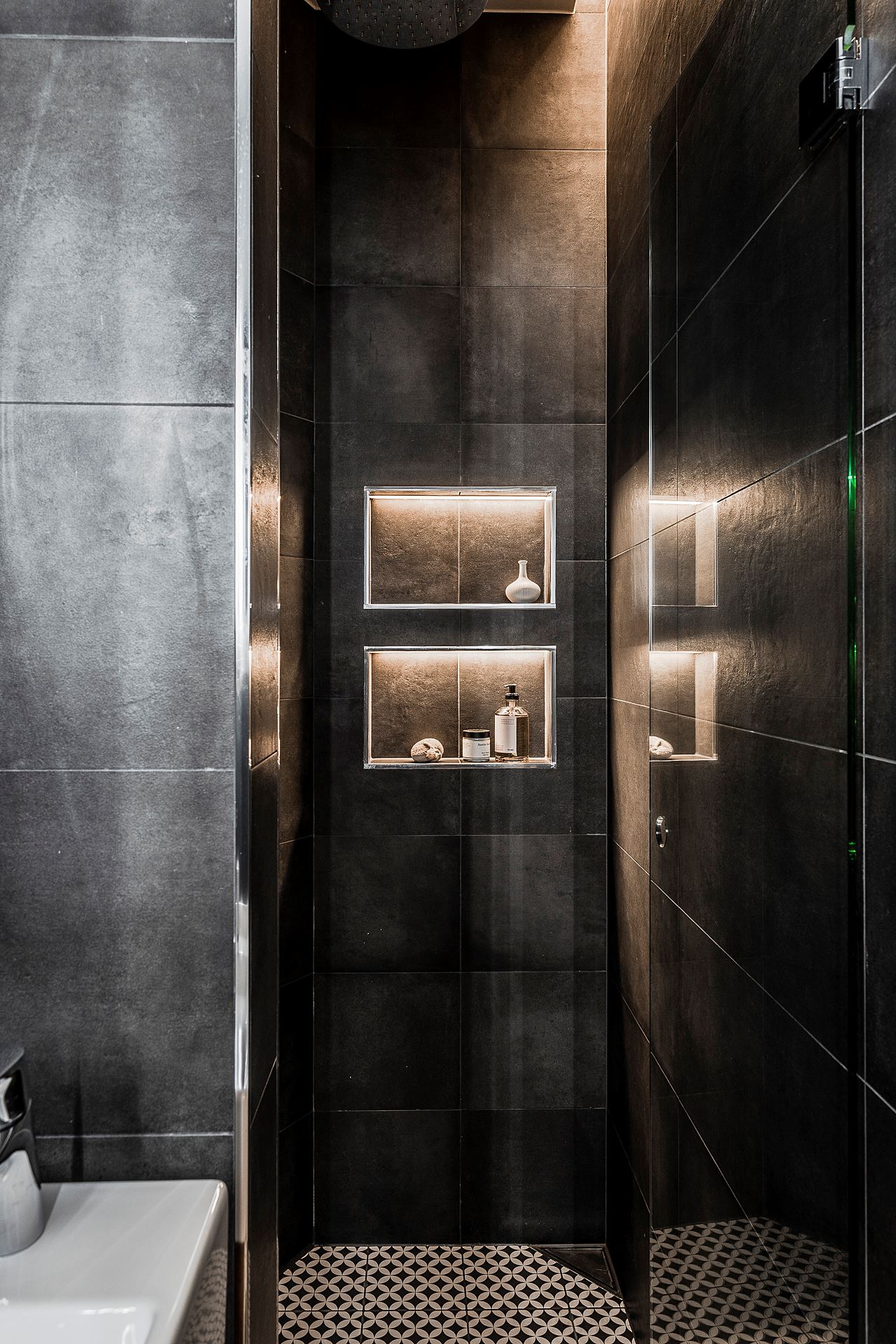 salle de bain design avec carreaux de ciment