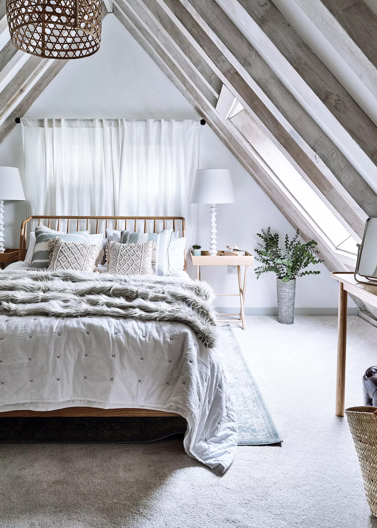 chambre sous combles decoration blanche