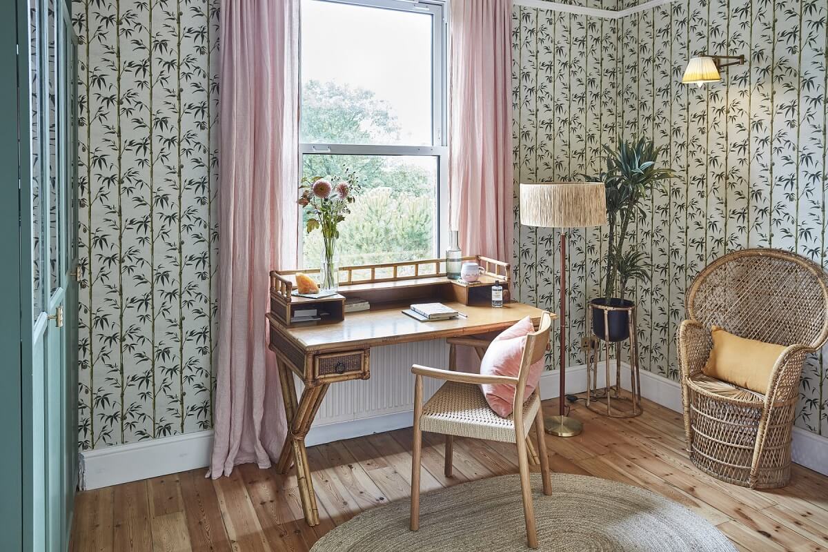 chambre avec papier-peint fleuri