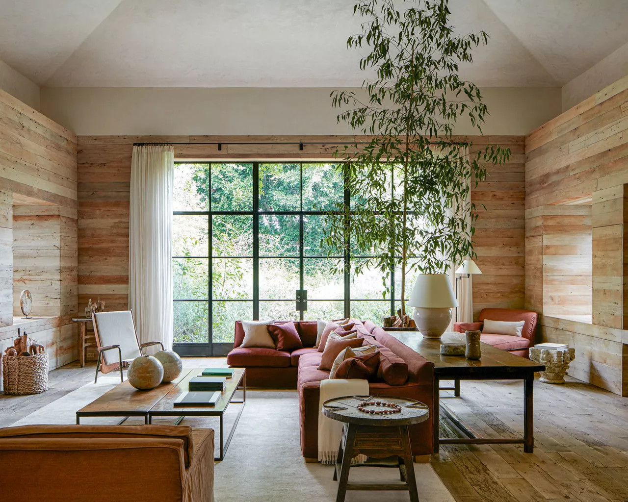 salon avec baie vitrée maison en bois