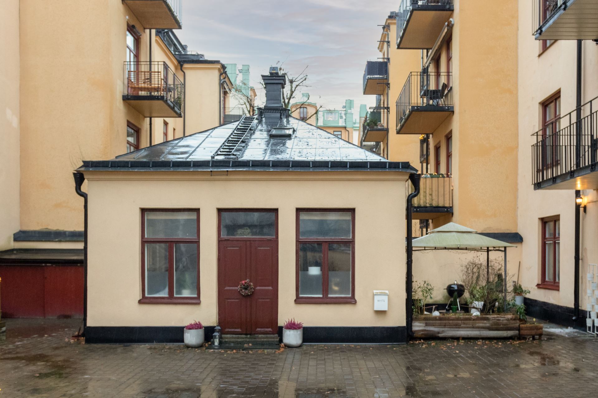 façade maison de ville dans cour pavée