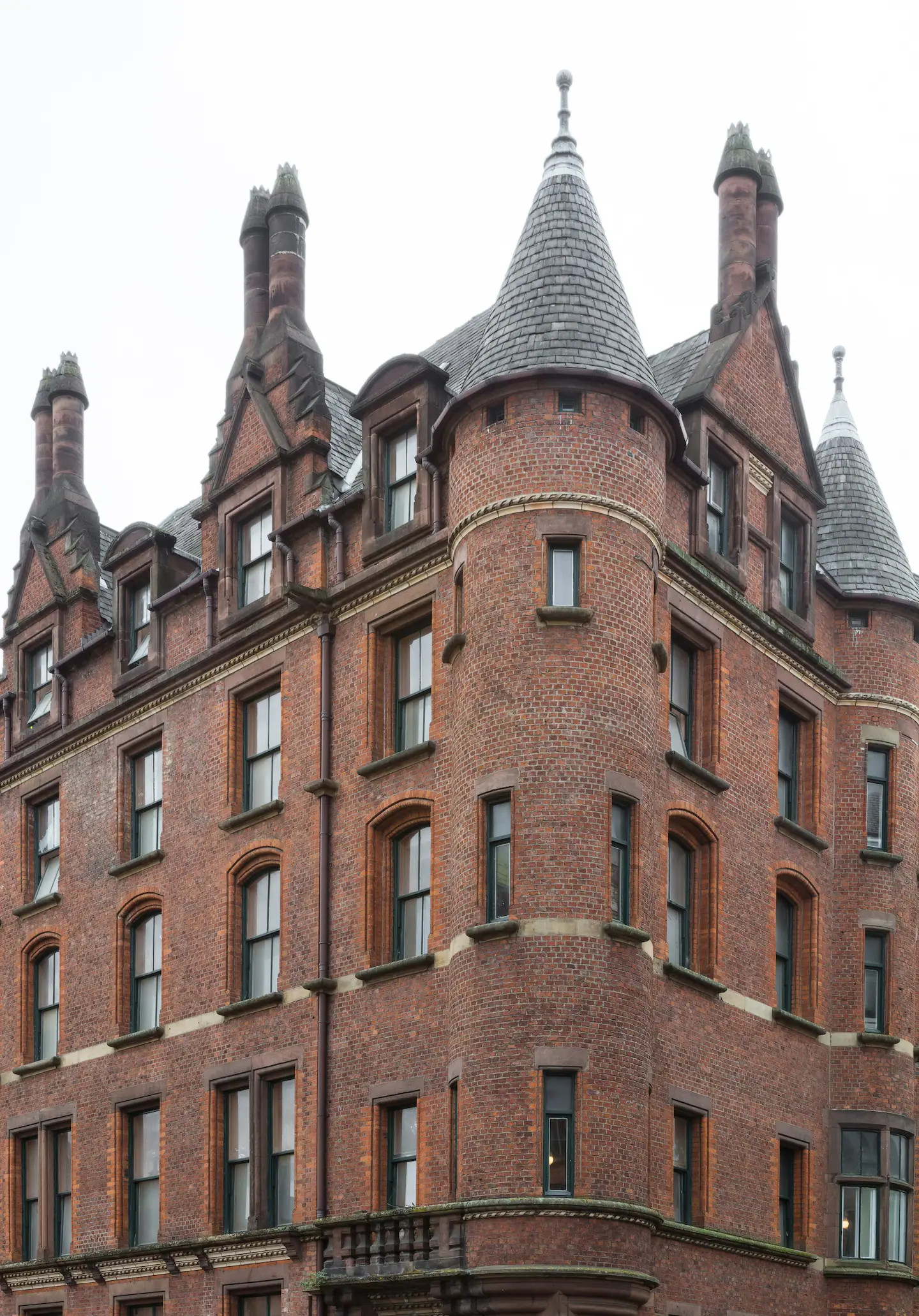 façade bâtiment briques anciennes