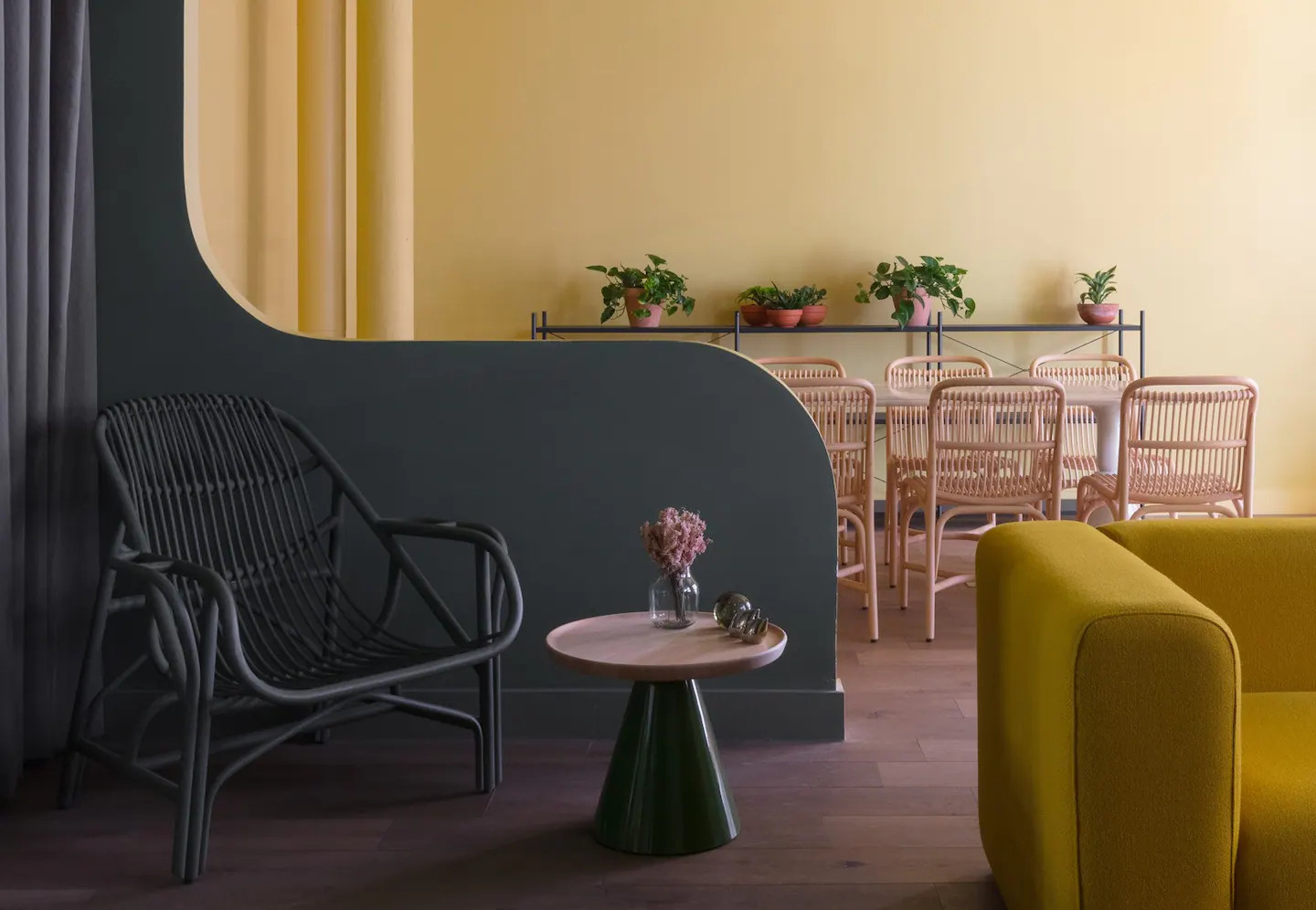 salon avec canapé jaune