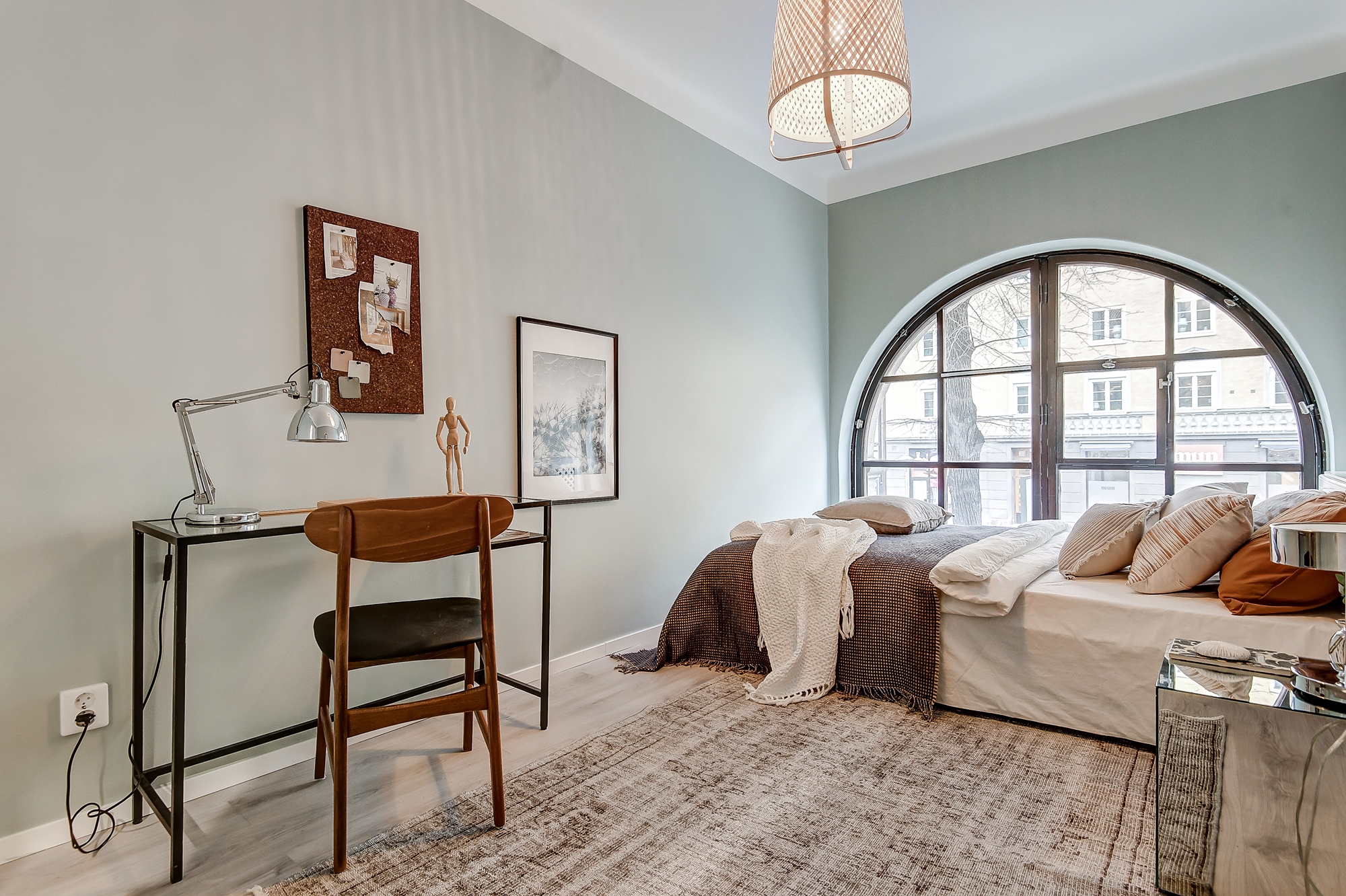 chambre avec fenêtre demi-lune