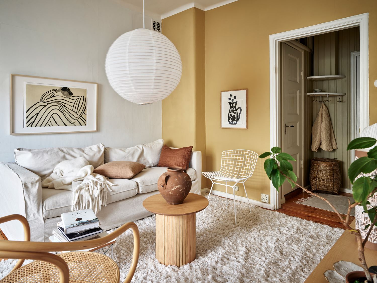 salon décoration scandinave avec mur jaune