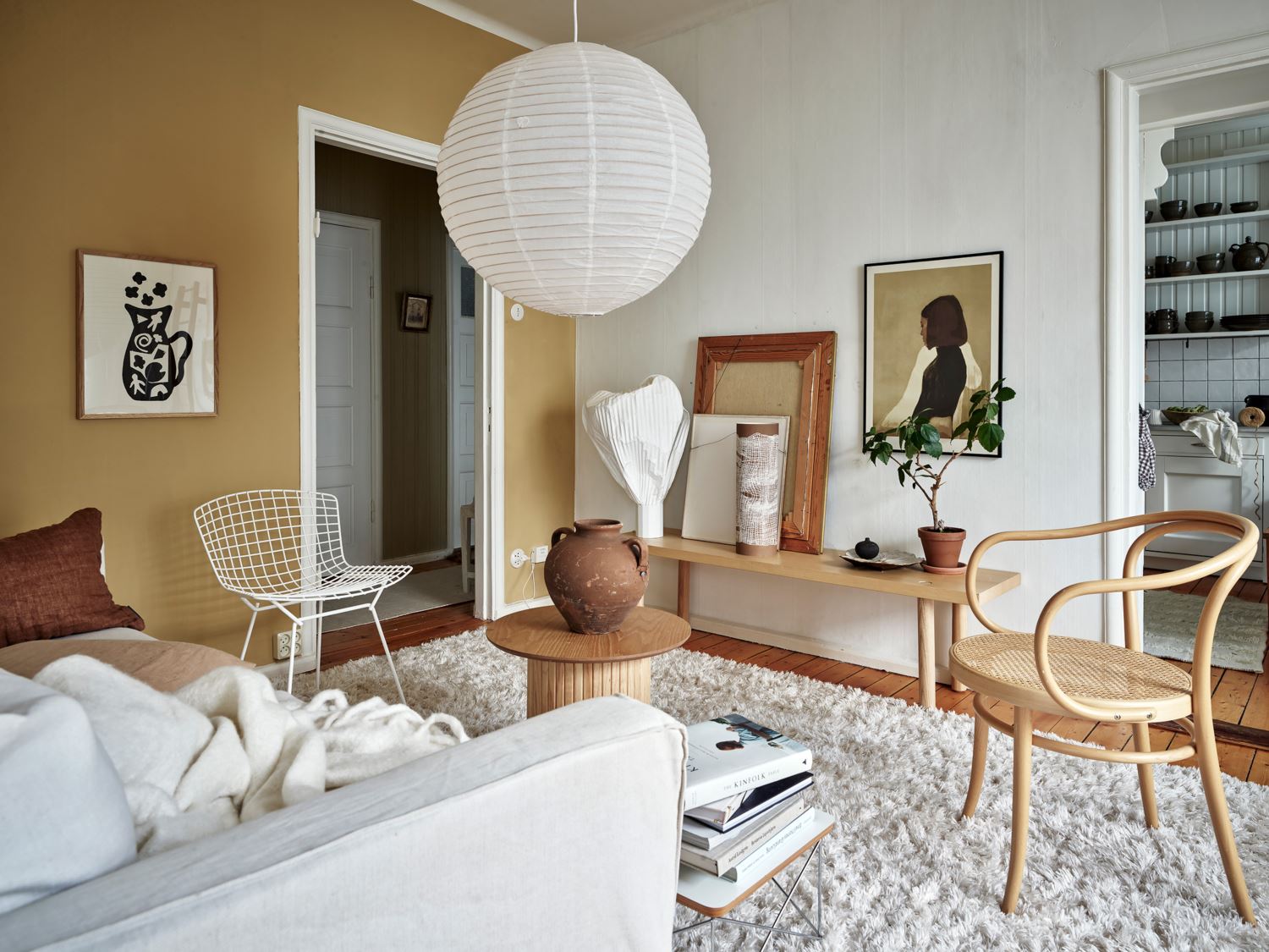 salon décoration scandinave avec mur jaune