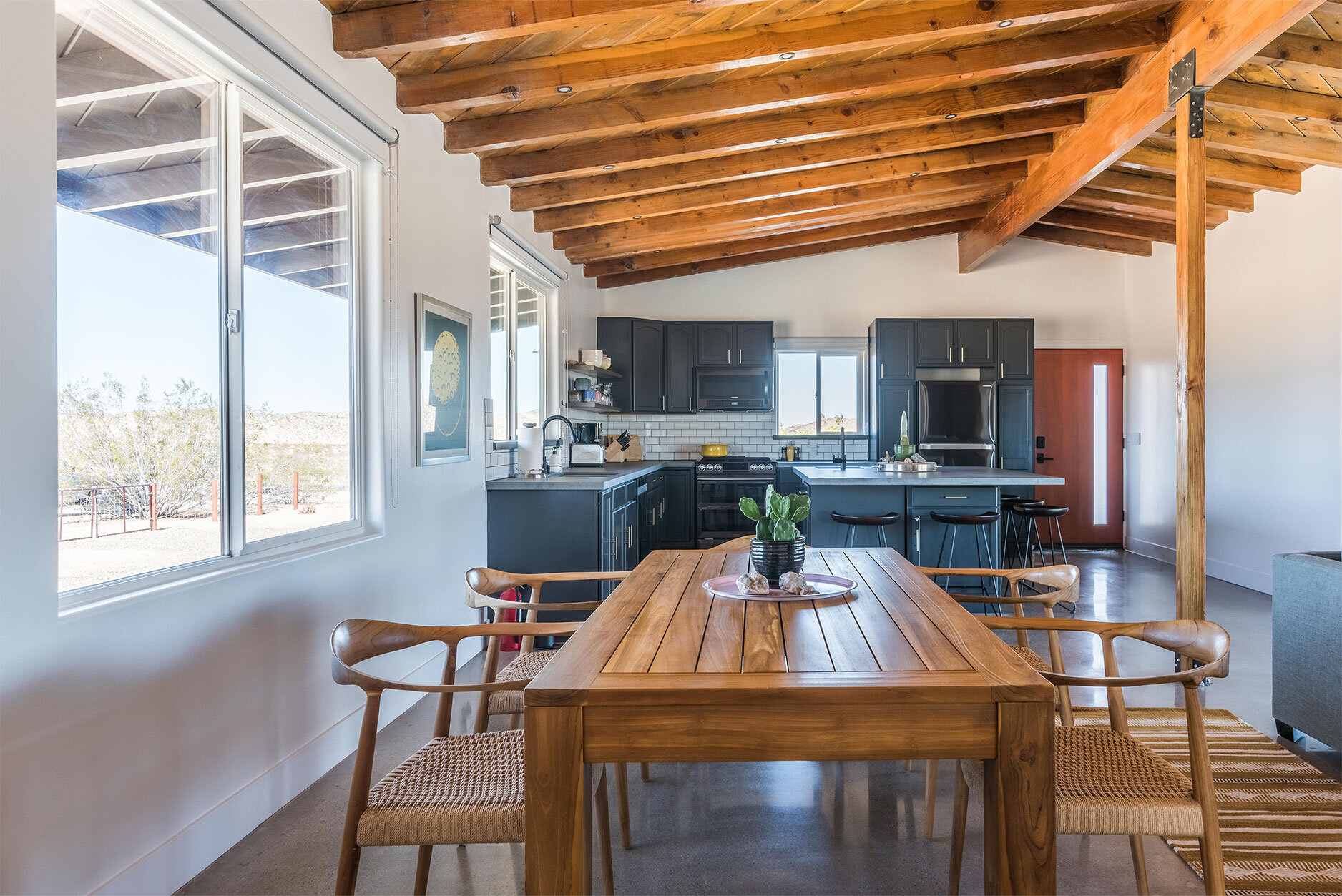 salle à manger et cuisine avec poutres décoration contemporaine
