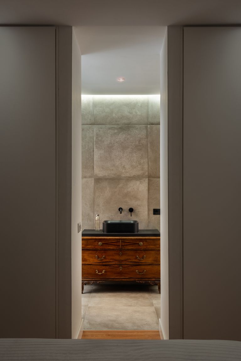 salle de bain avec meuble vasque ancien
