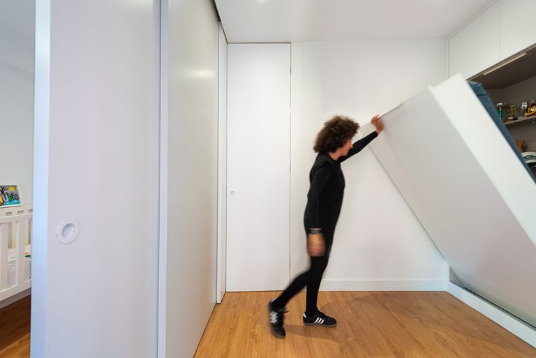 chambre avec lit armoire