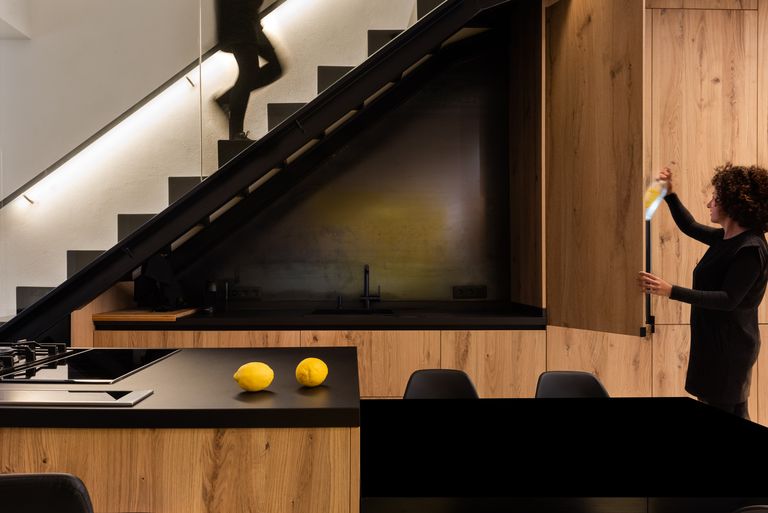 cuisine aménagée sous escalier