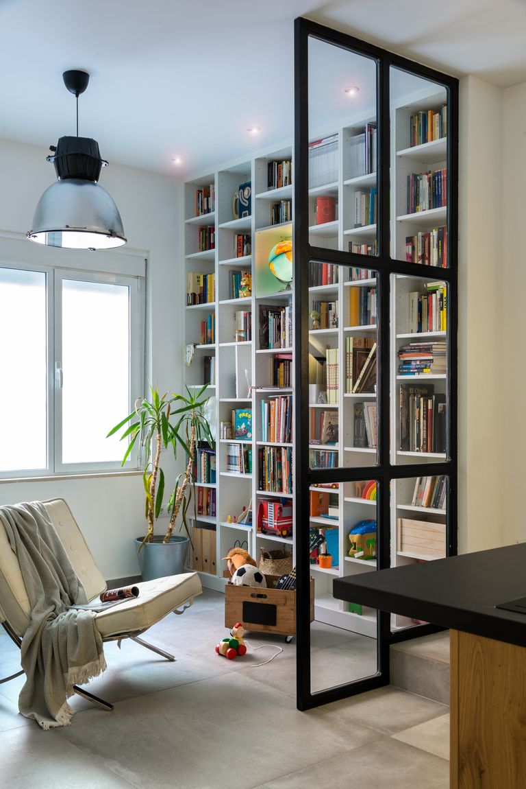 bibliothèque derrière verrière