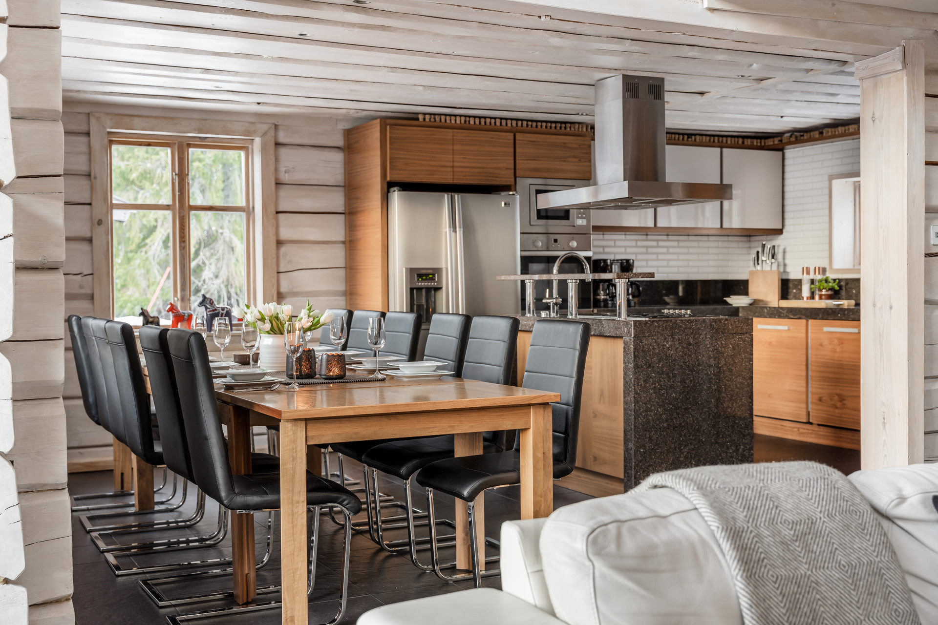 salle à manger et cuisine ouverte chalet contemporain
