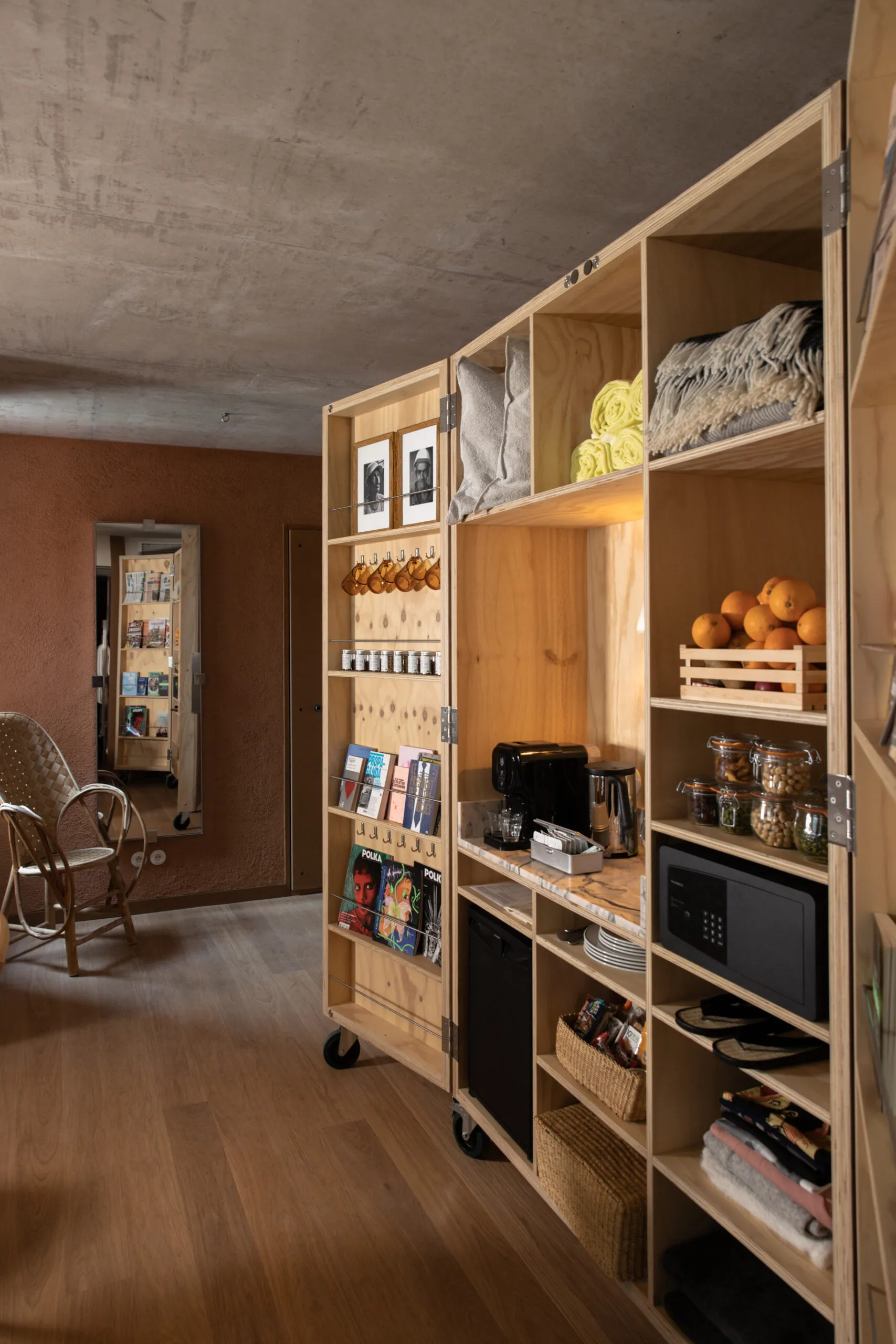 armoire cuisine en bois façon malle de voyage armoire cuisine en bois façon malle de voyage